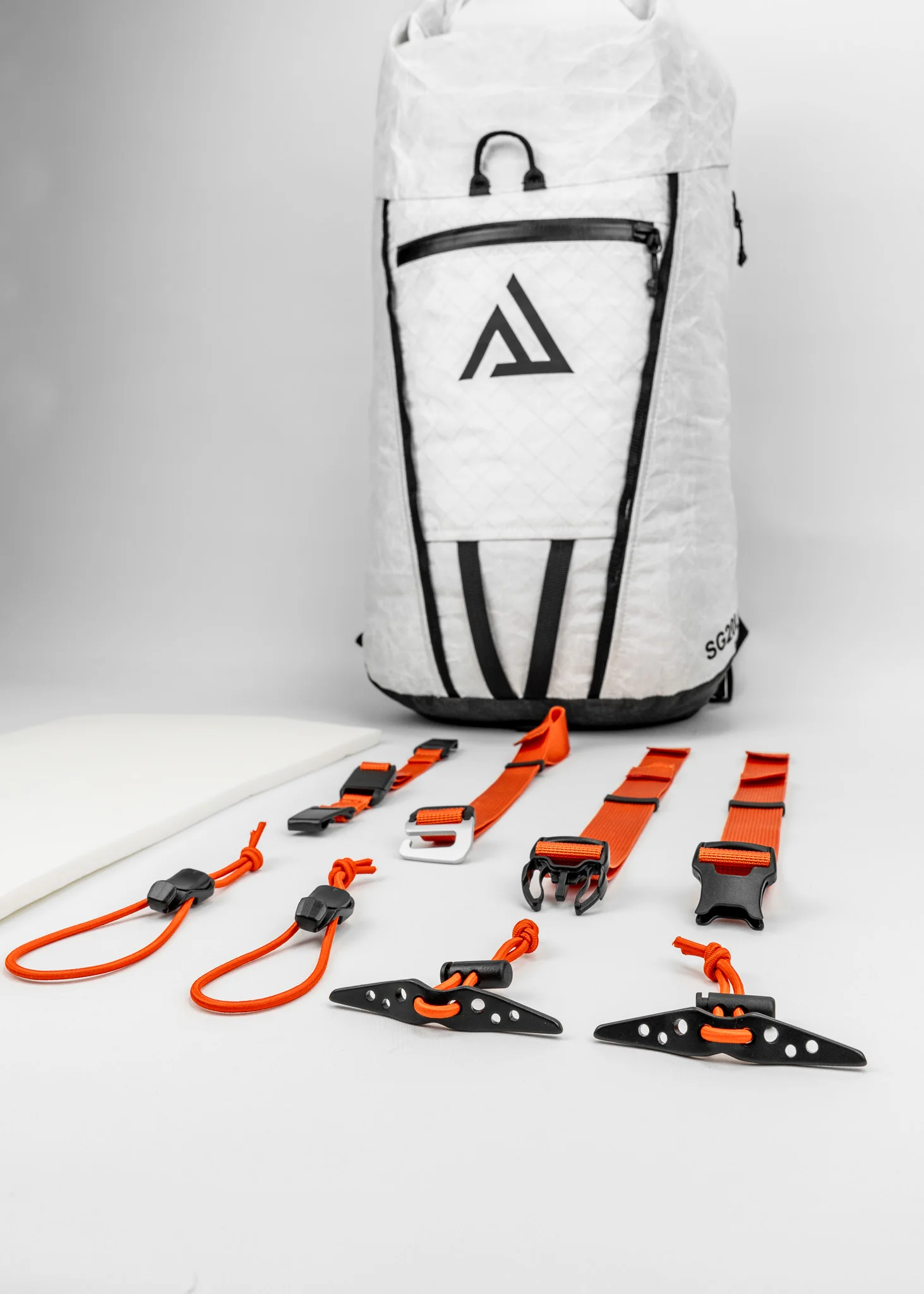 Batoh_Alpinistlab_Summerguide_20L_white_lightning_2