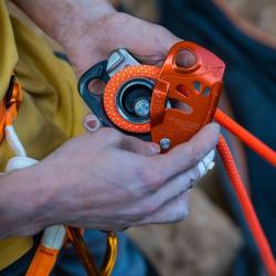 Istiaca_pomocka_Petzl_Neox_orange_11