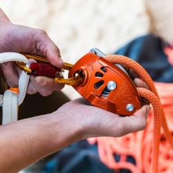 Istiaca_pomocka_Petzl_Neox_orange_7